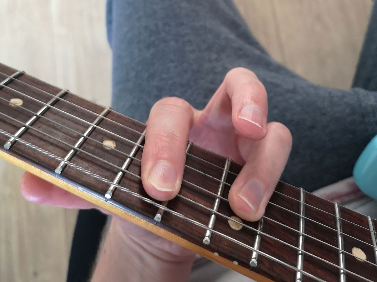 How to play the G chord on guitar