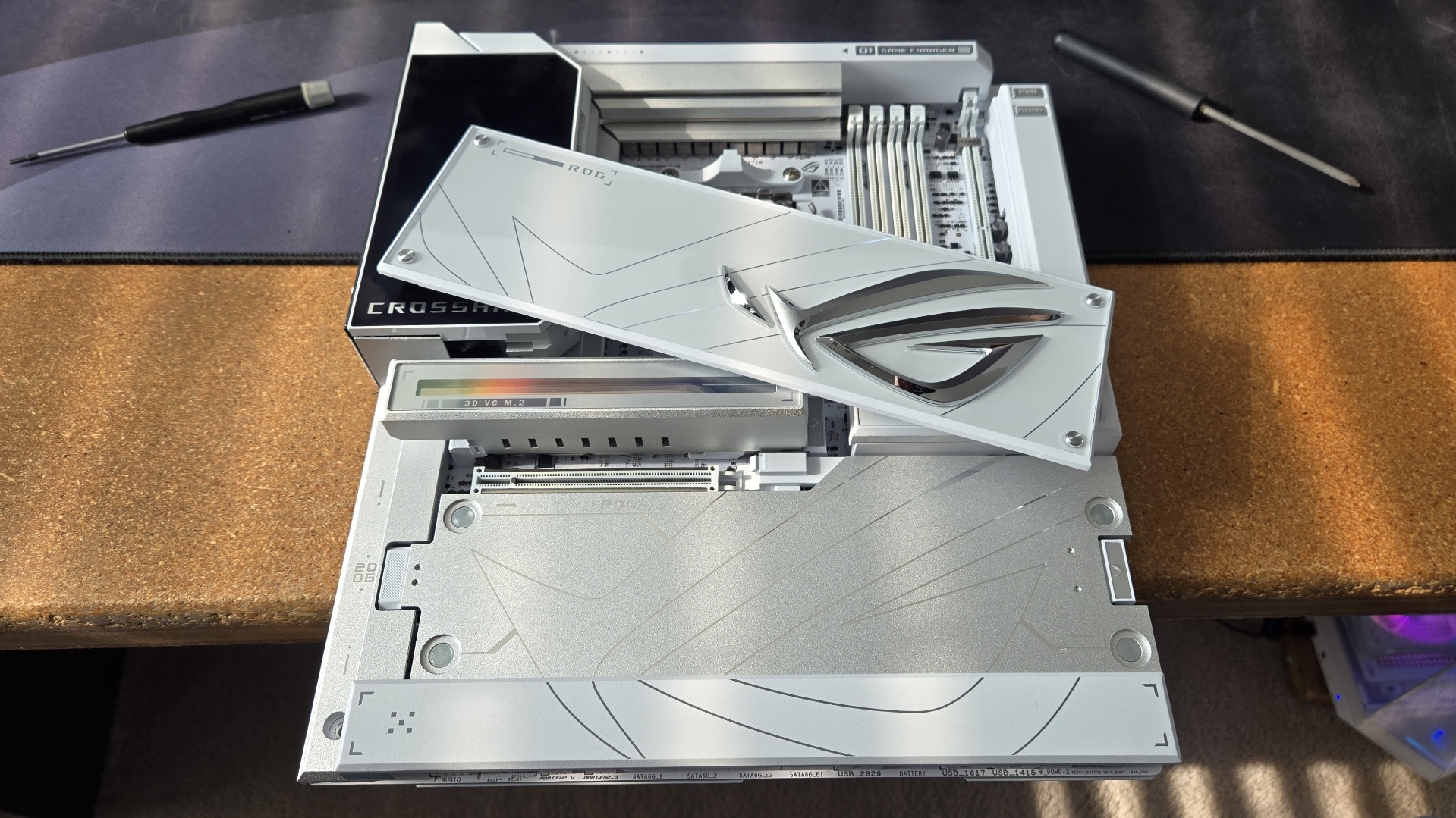 Asus ROG Crosshair X870E Glacial - bottom half