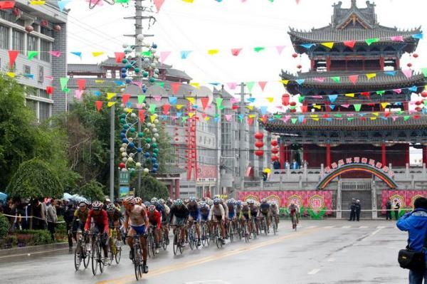 The rain was falling fast at times and the riders kept pace.