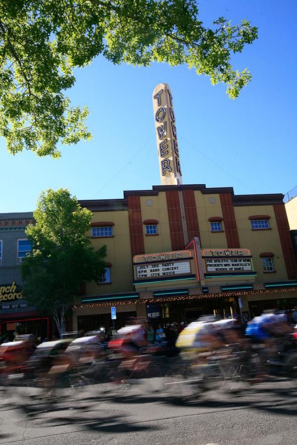 The women's peloton at speed