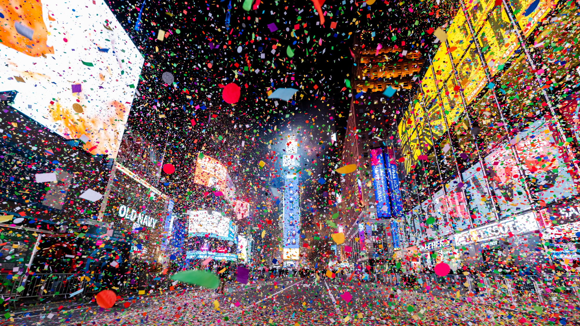 Times Square kosong sementara kembang api dan confetti ditampilkan pada perayaan Malam Tahun Baru 2021 di Times Square pada 31 Desember 2020