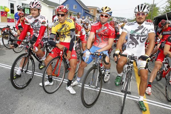 The leaders stand on the line a few minutes before the start of stage two (l-r): Jay Thomson (Fly V Autralia), race leader Rafael Serrano Fernandez (Herraklio-Murcia), Caleb Fairly (Felt-Holowesko Partners Garmin).