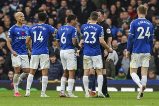 Everton players surround referee Chris Kavanagh