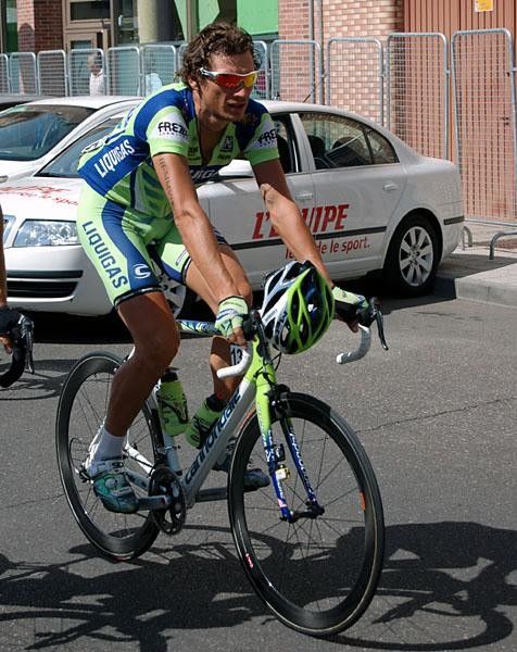 Filippo Pozzato (Liquigas) makes sure to not damage his hair with the helmet until the last possible moment.