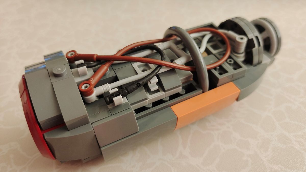 Lego Star Wars Luke Skywalker&rsquo;s Landspeeder 75341_Broken engine close up 1