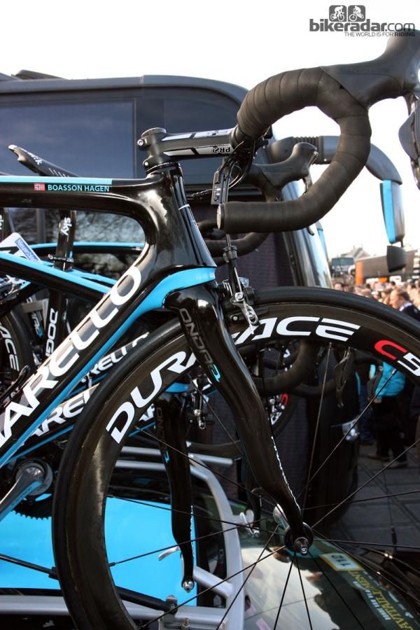 The front end of Sky's Pinarello Dogma 2 machines is more integrated than the original for a smoother appearance. Note Edvald Boasson Hagen's choice of a true anatomic-bend bar.
