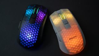 Bästa gamingmus: Två stycken Roccat Burst Pro Air som lyser i olika RGB-färger på en svart yta.