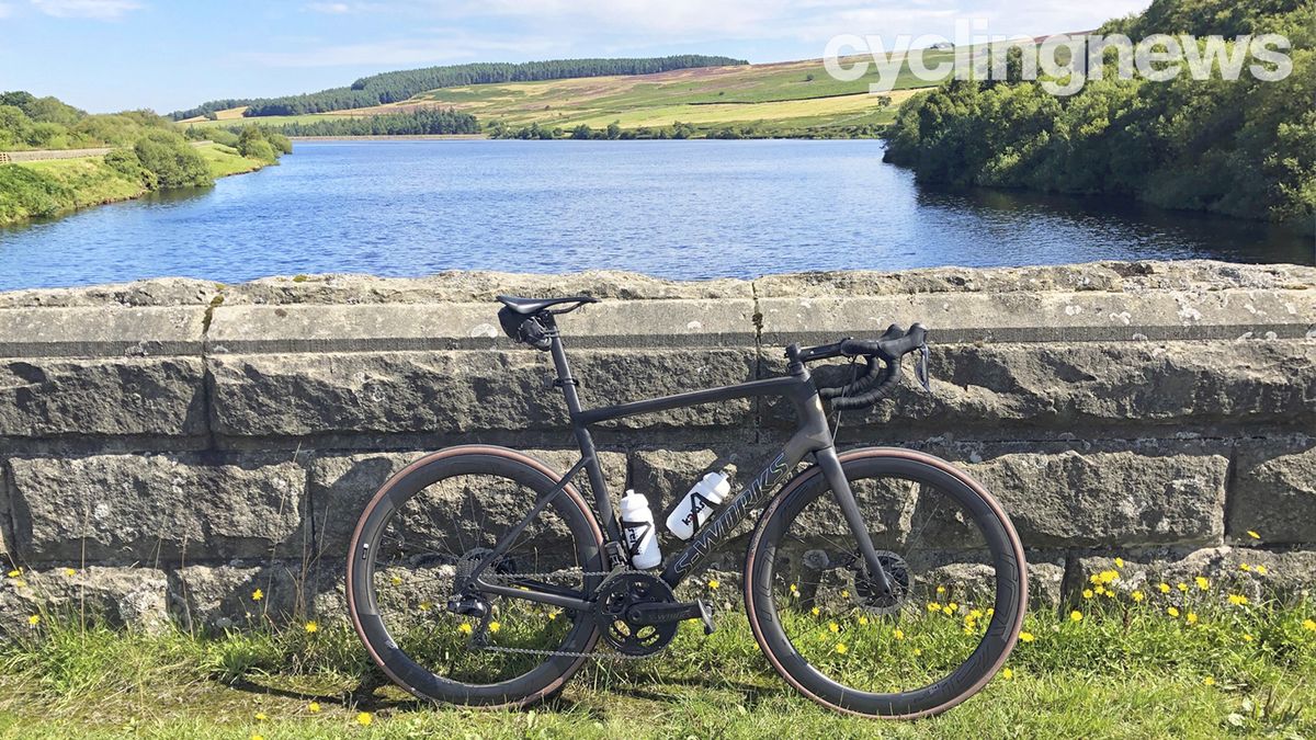 Specialized Tarmac in front of Reservoir in Yorkshire