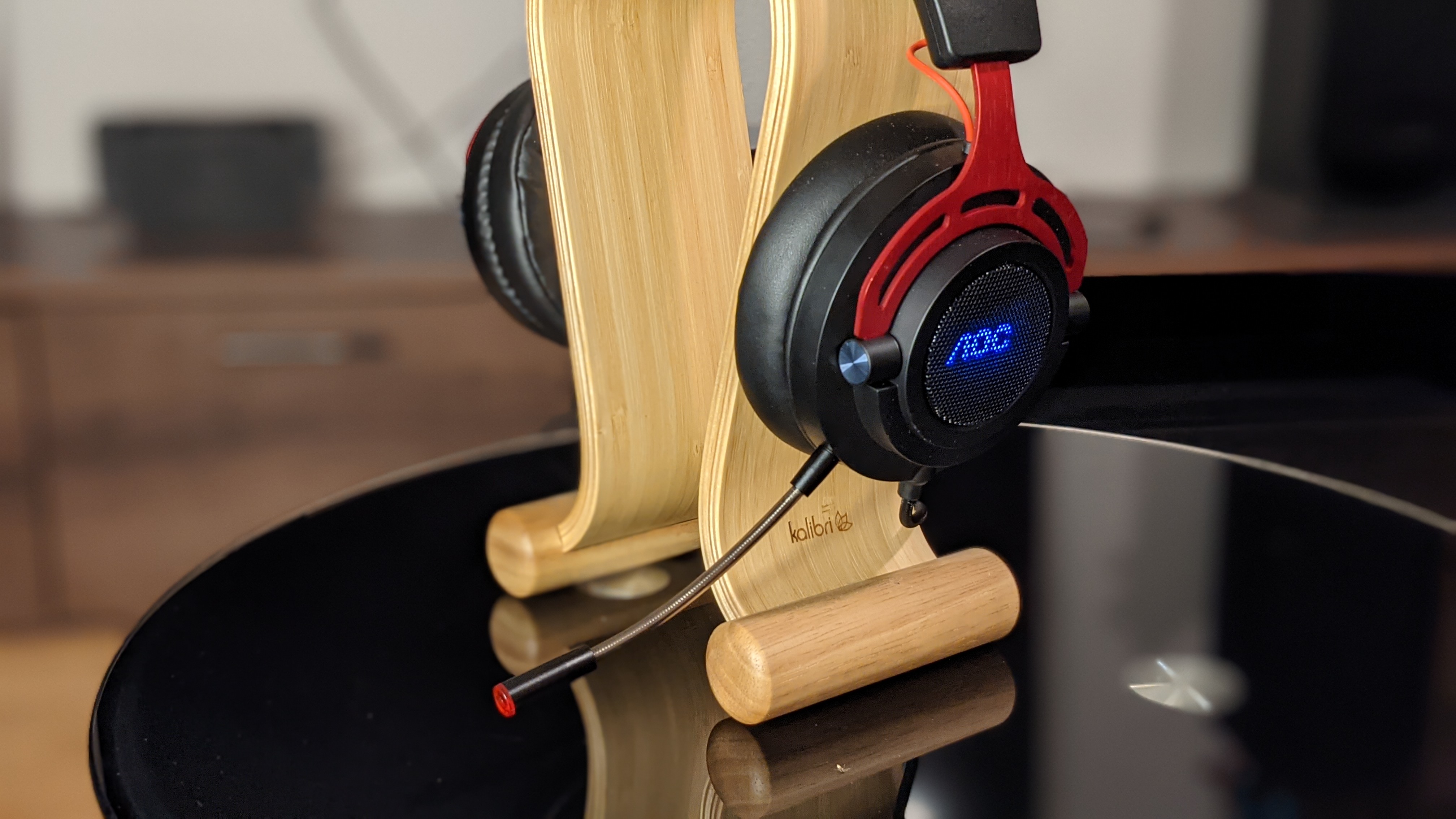 Nahaufnahme des AOC GH300 Gaming-Headsets auf einem Kopfhörerständer