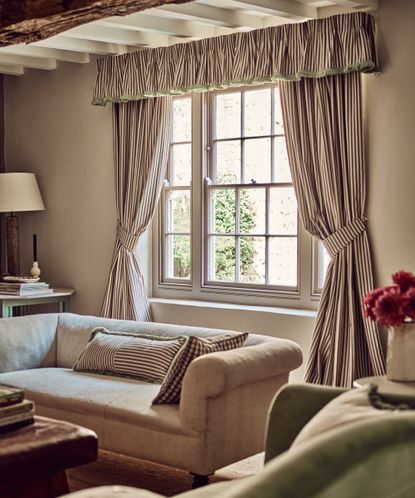 Small living room curtain ideas ??? 5 ways to add flair | Real Homes