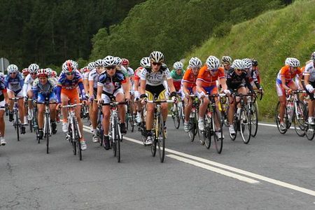 The bunch on the climb led by Noemi Cantele (HTC - Columbia Women) and Vicki Whitelaw (Lotto Ladies Team).