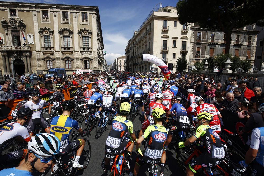 The Giro di Sicilia peloton lines up for the roll-out