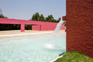 La Cuadra by barragan and its pink walls and water as it transforms into fondation fernardo romero