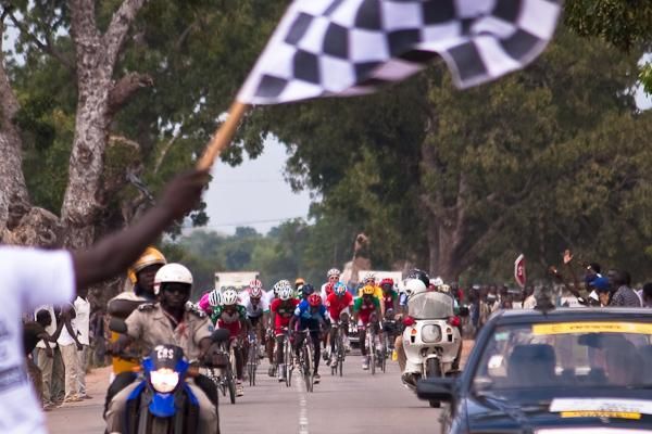 With the peloton intact, the sprinters compete for intermediate points.