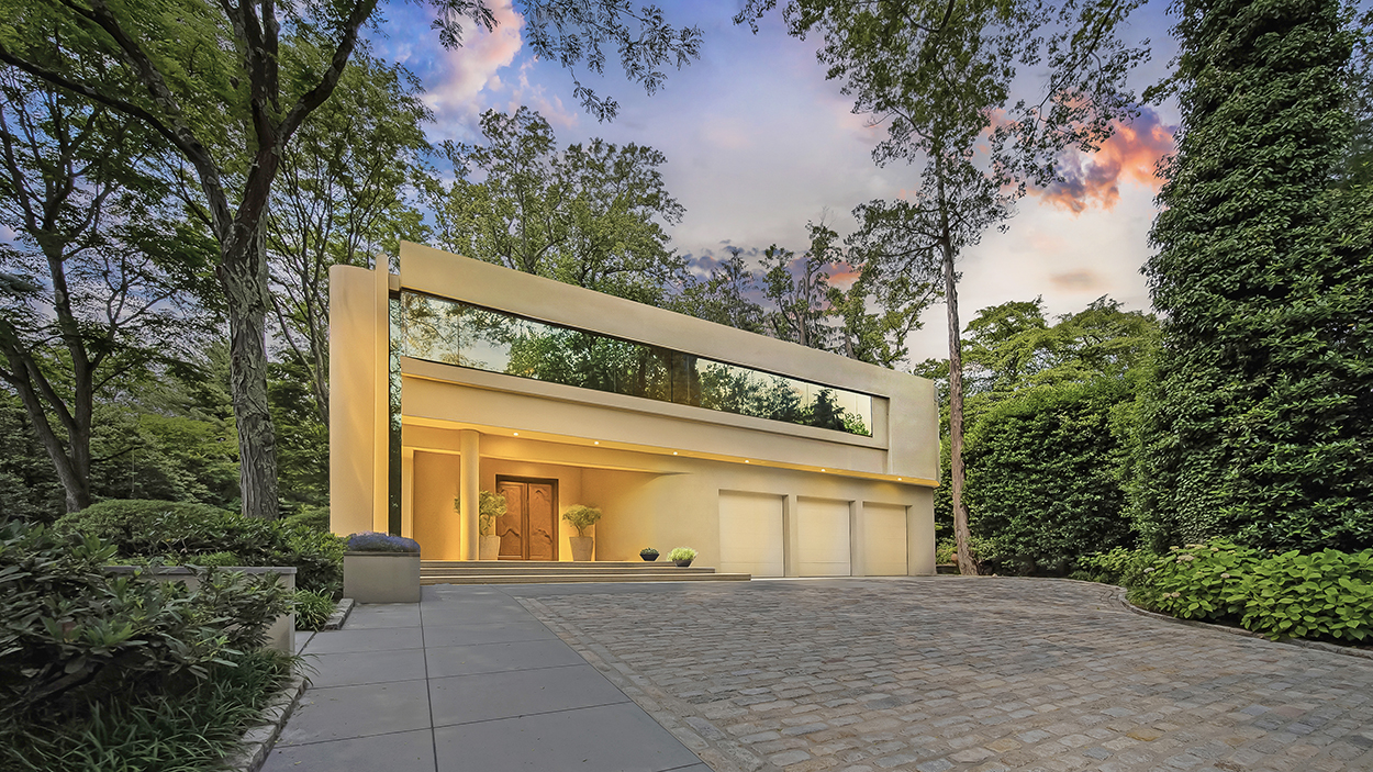 A home exterior in Manhasset