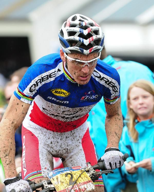Julien Absalon (Orbea) works his way up in the field after flatting.