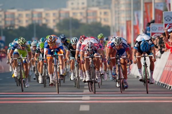 Heinrich Haussler jumps to hold off the pack