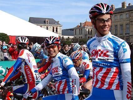 Piet Rooijakkers (right) came into contact with Cavendish with 2km to go in stage 2 of the Tour de France