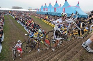 The stairs are a decisive point in the race in Hamme Zogge