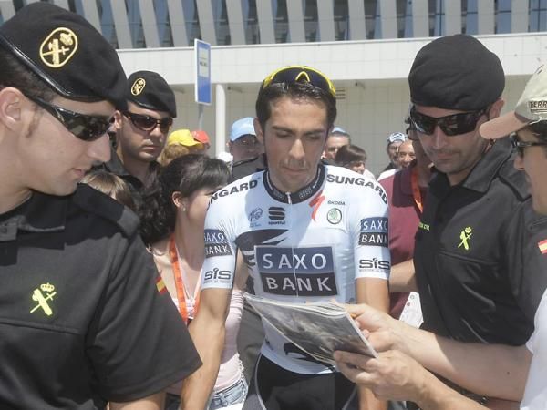 Contador is asked for an autograph