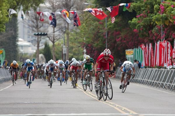 Adam Semple (Drapac) powers to victory in the sprint finale.