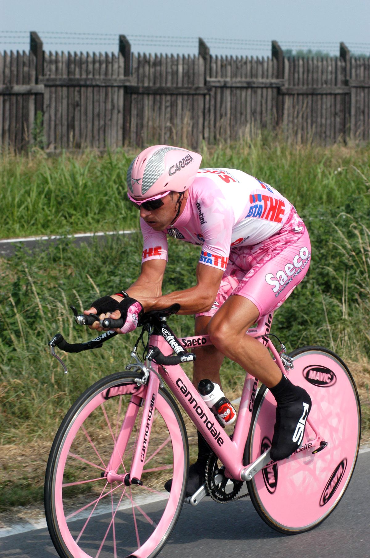 Gilberto Simoni rides an all-pink Cannondale time trial bike in 2003