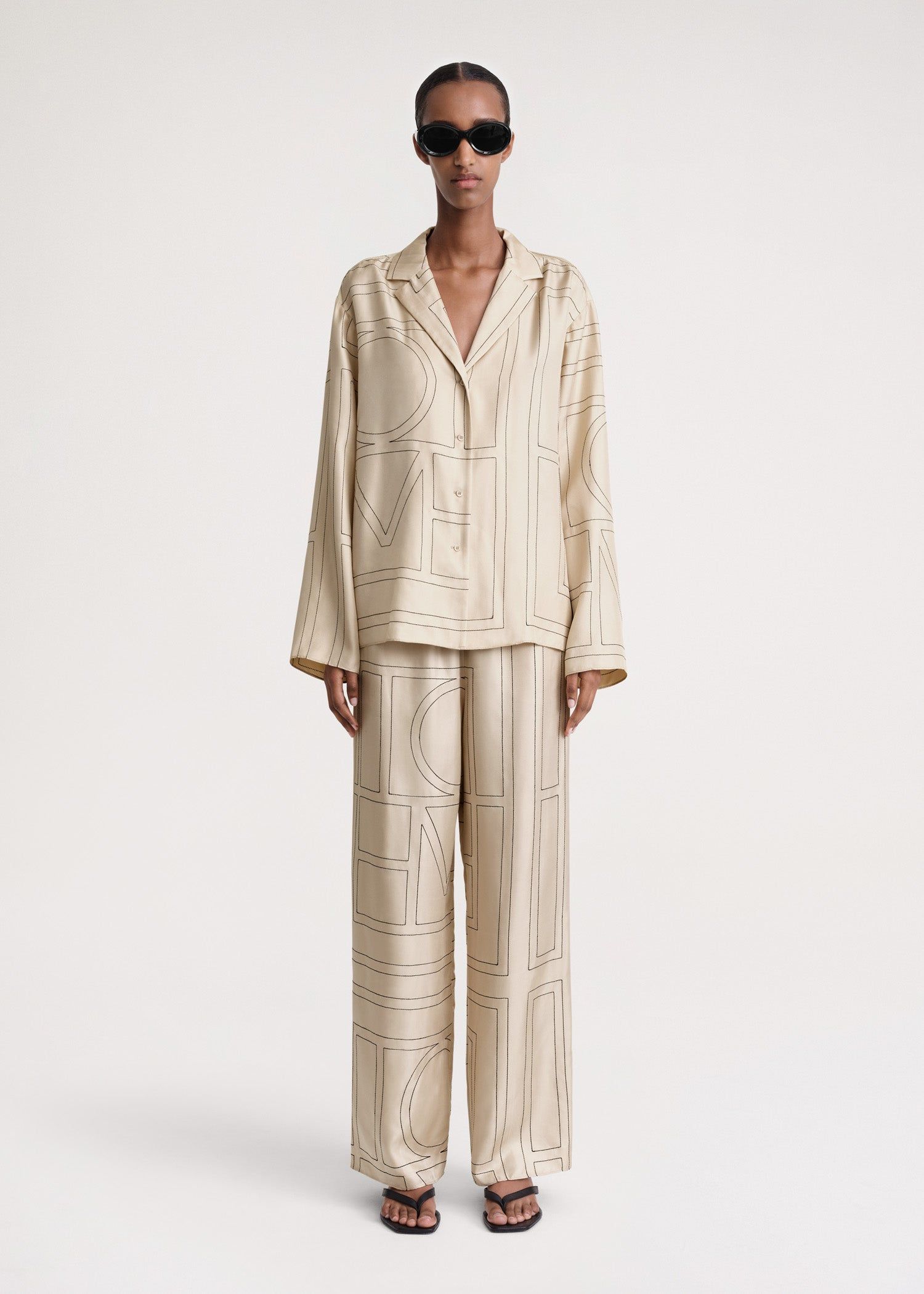 missing-image سوف ينتشر صيحة البنطلونات الحريرية في كل مكان هذا الربيع