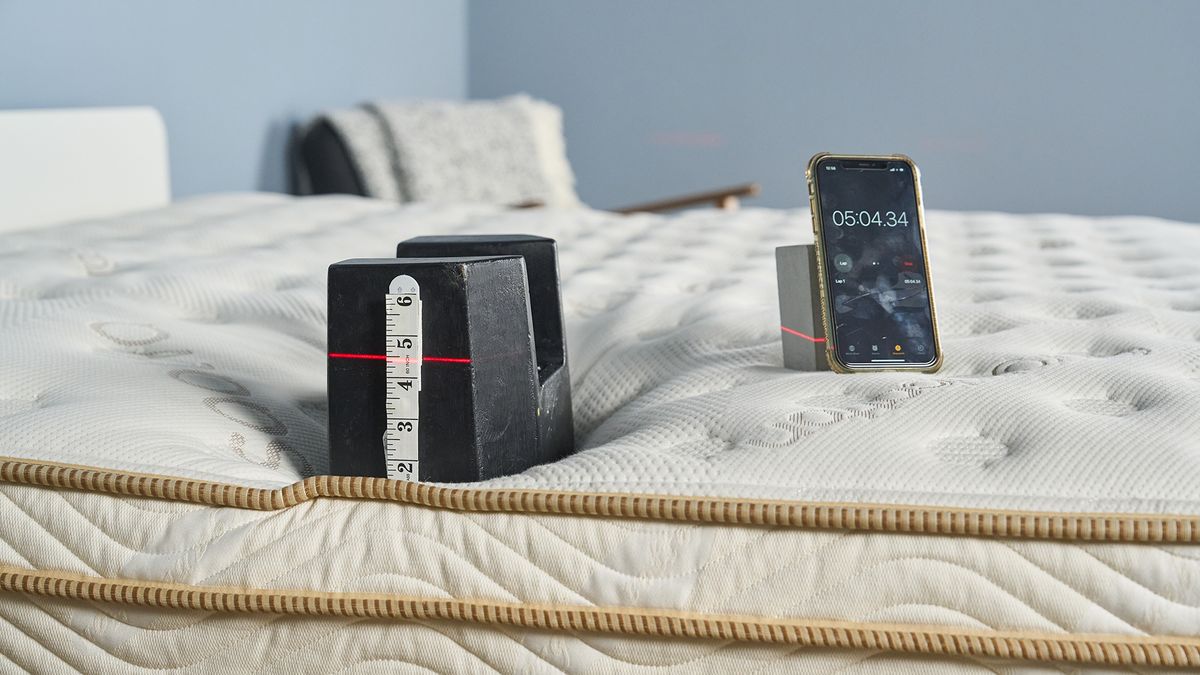 Edge support test using a cast iron 25kg weight on left hand side of the Saatva Classic mattress. It hardly compressed and continued to deliver best in class edge support through the 5 minute compression test