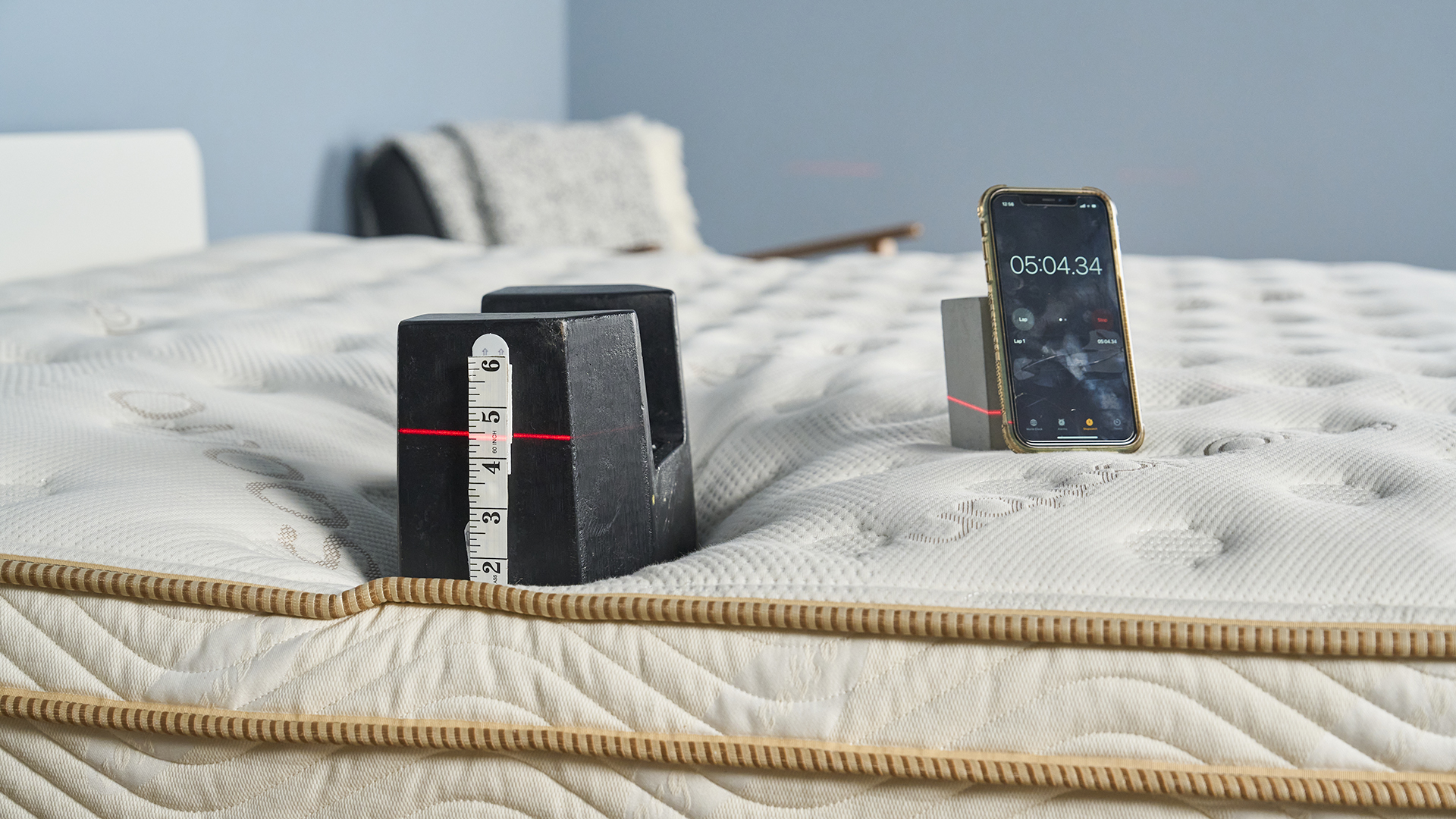 Edge support test using a cast iron 25kg weight on left hand side of the Saatva Classic mattress. It hardly compressed and continued to deliver best in class edge support through the 5 minute compression test