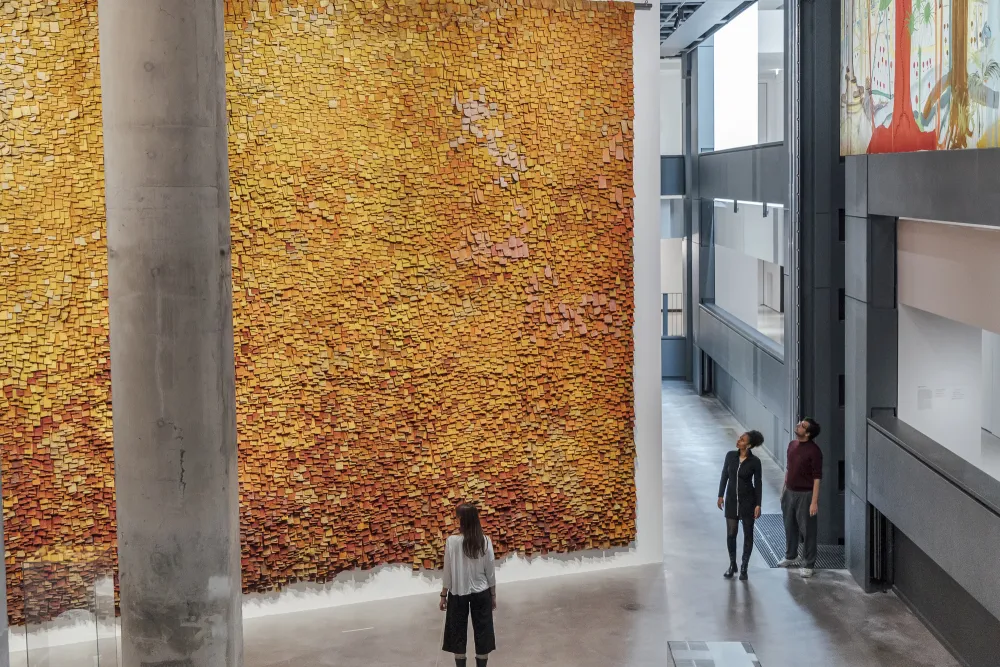 © Olga de Amaral, Muro en rojos, 1982. Photo © Cyril Marcilhacy