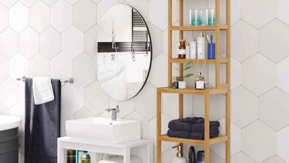 Homfa Bathroom Storage Shelf Bamboo Shelf Organiser in bathroom with mirror and sink