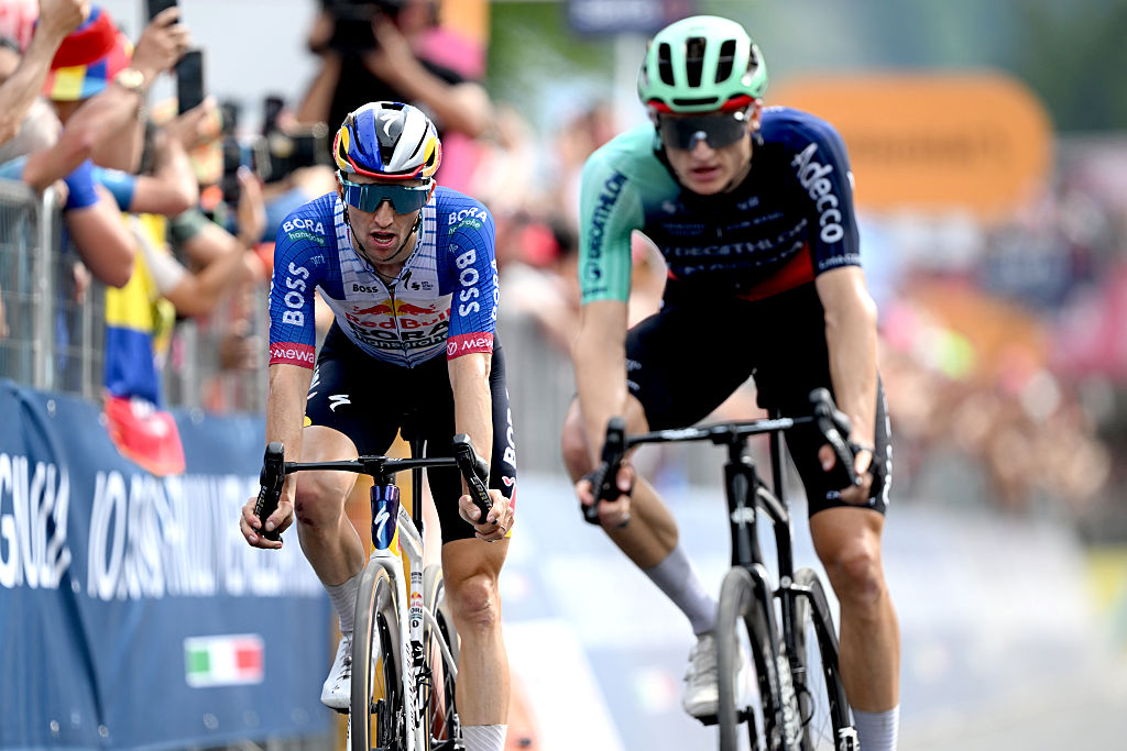 Gall and Hindley finish the stage
