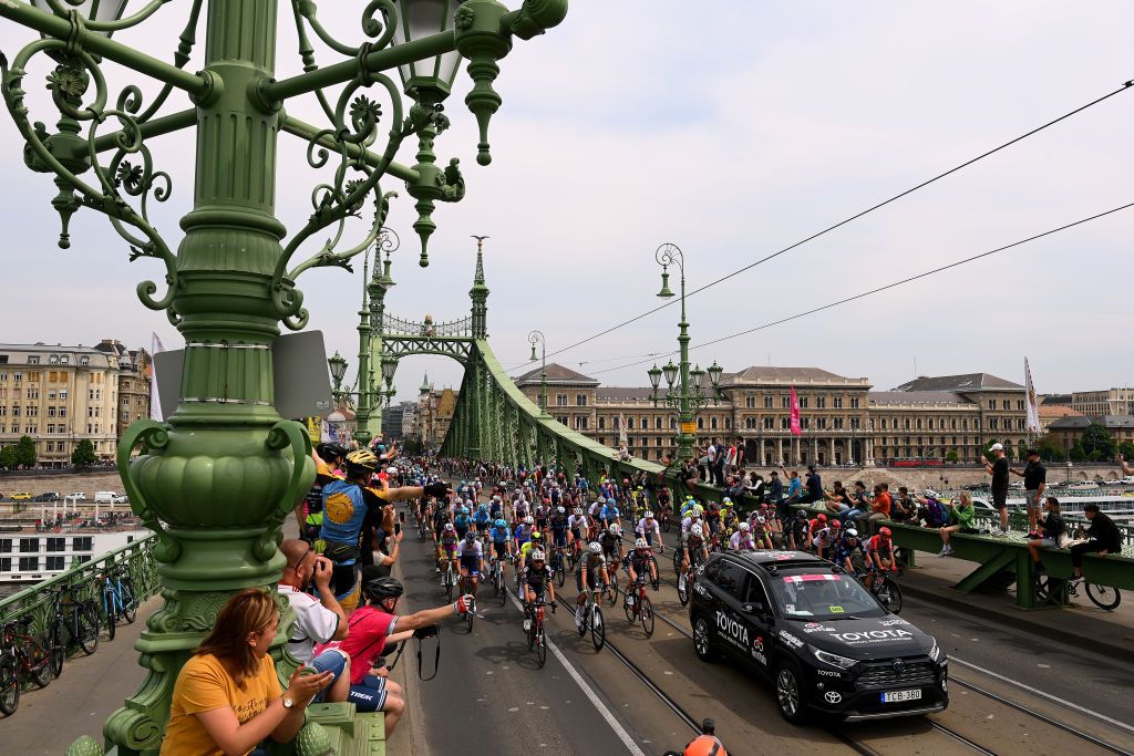 VISEGRAD HUNGARY MAY 06 A general view of the peloton passing through the Liberty Bridge in Budapest City during the 105th Giro dItalia 2022 Stage 1 a 195km stage from Budapest to Visegrd 337m Giro WorldTour on May 06 2022 in Visegrad Hungary Photo by Tim de WaeleGetty Images