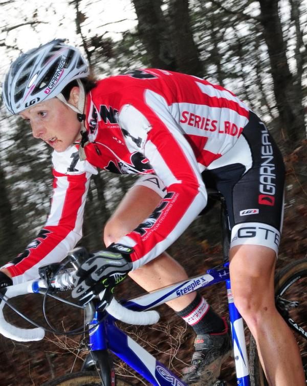 Natasha Elliot (Garneau Club Chasseurs) trying to chase down the leaders