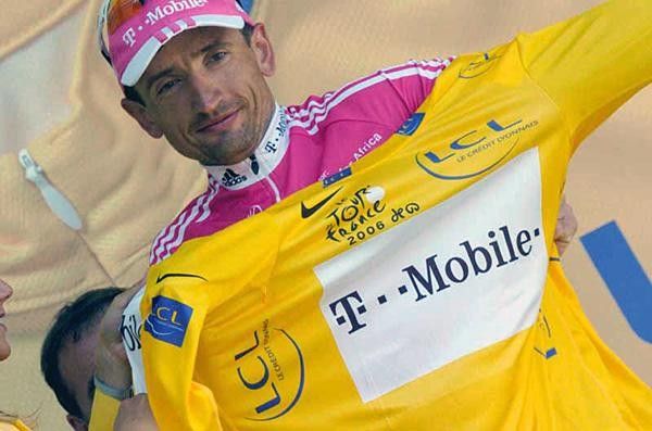 Serguei Gonchar (T-Mobile) dons the yellow jersey