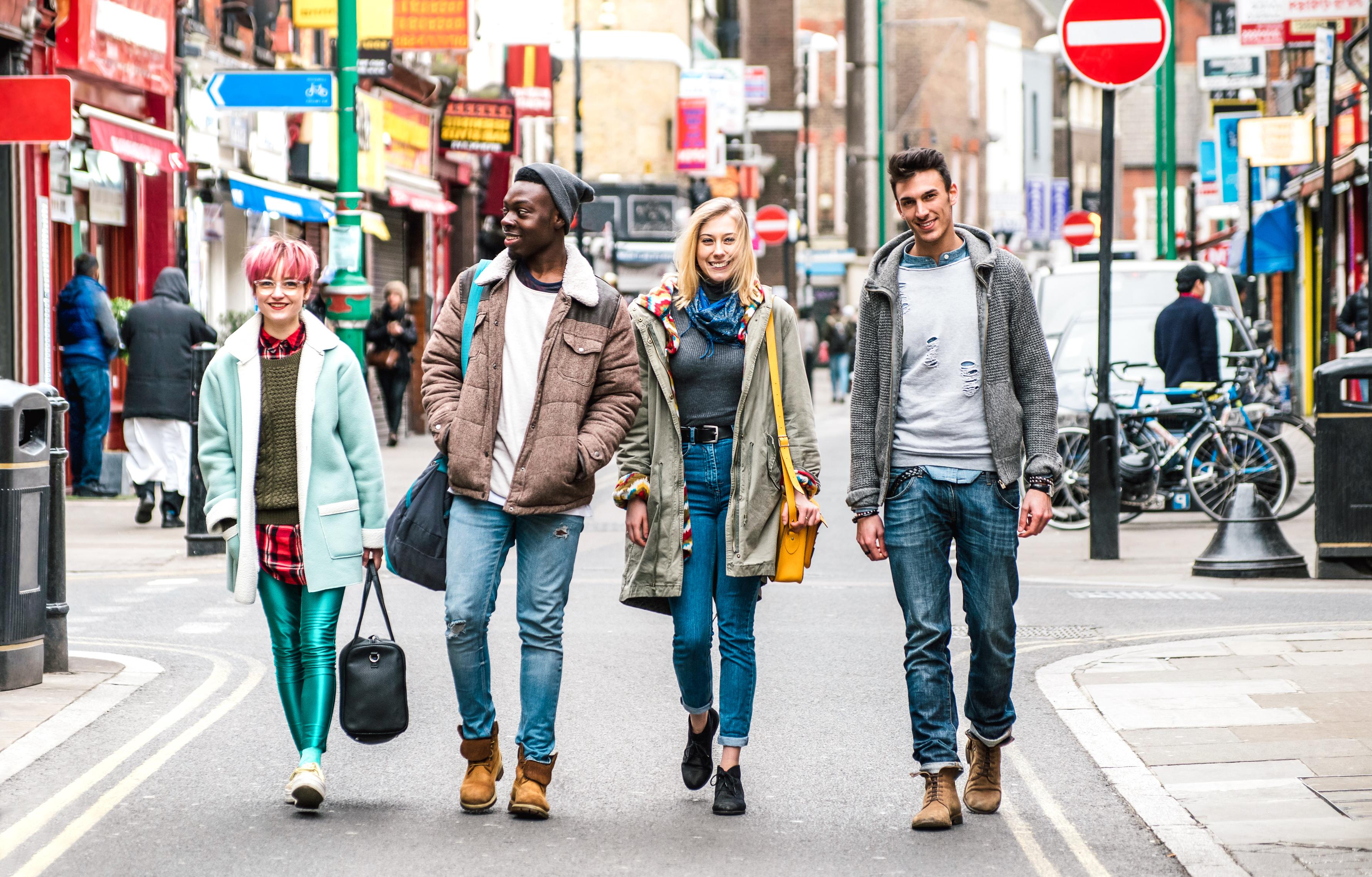  Four students are shopping together at Brick Lane in London. 