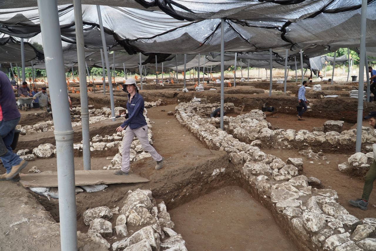 This is a huge city &ndash; a megalopolis in relation to the Early Bronze Age, where thousands of inhabitants, who made their living from agriculture, lived and traded with different regions and even with different cultures and kingdoms in the area.