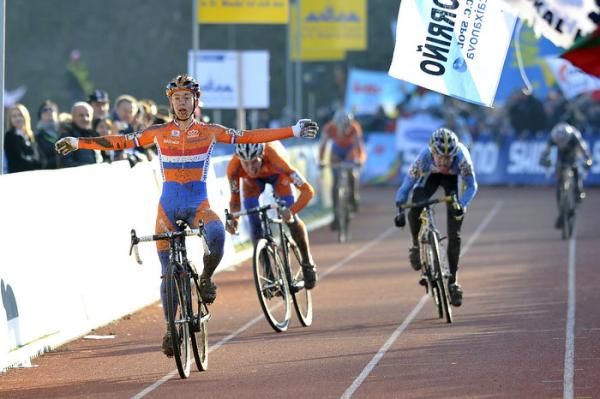 Lars van der Haar (Netherlands) takes it by a second