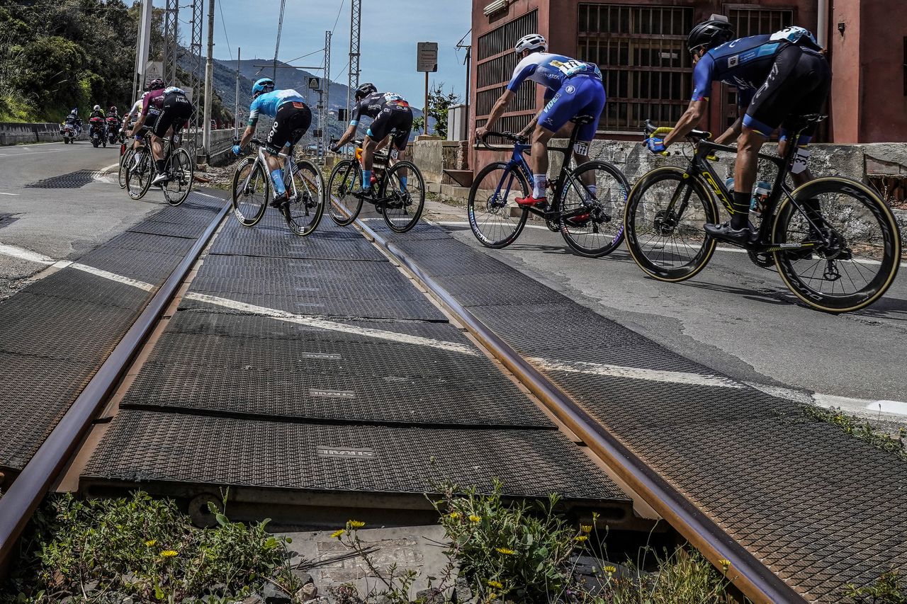 The Giro di Sicilia riders avoid a train crossing