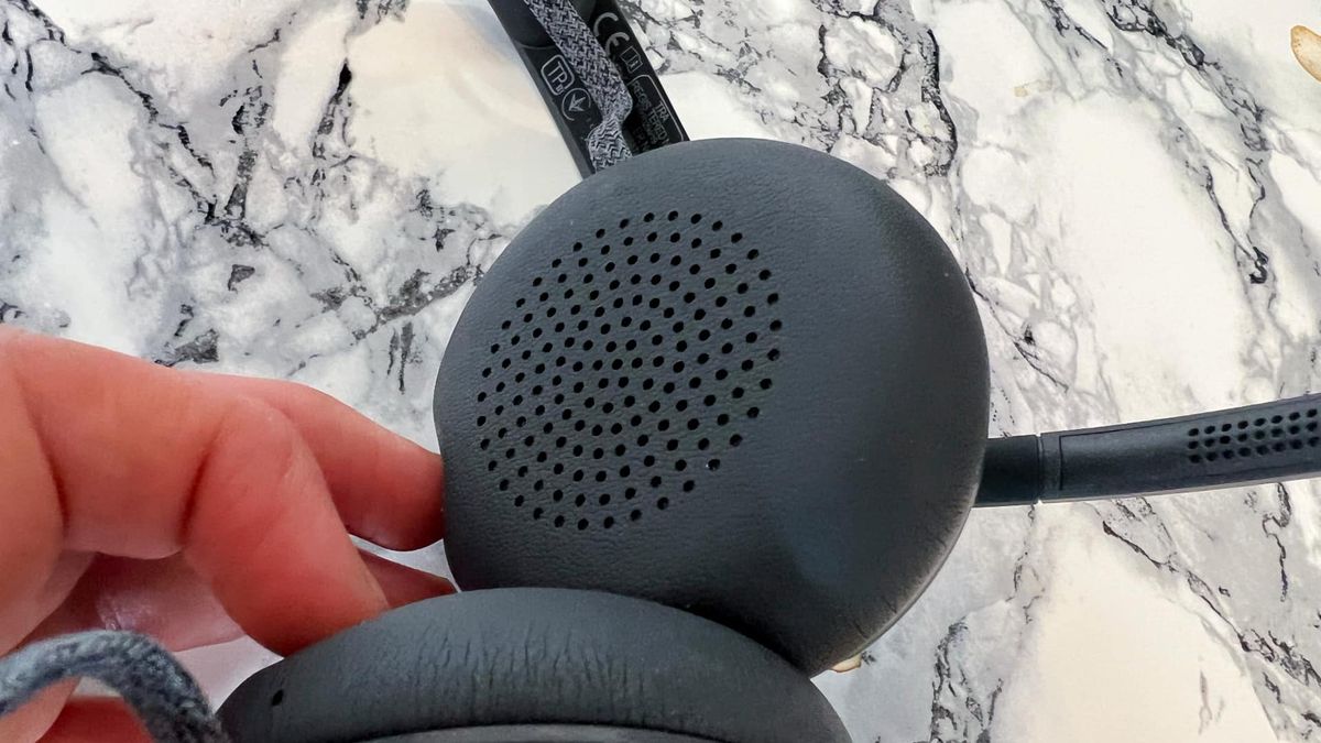 Logitech Zone wireless p&aring; ett marmorerat bord