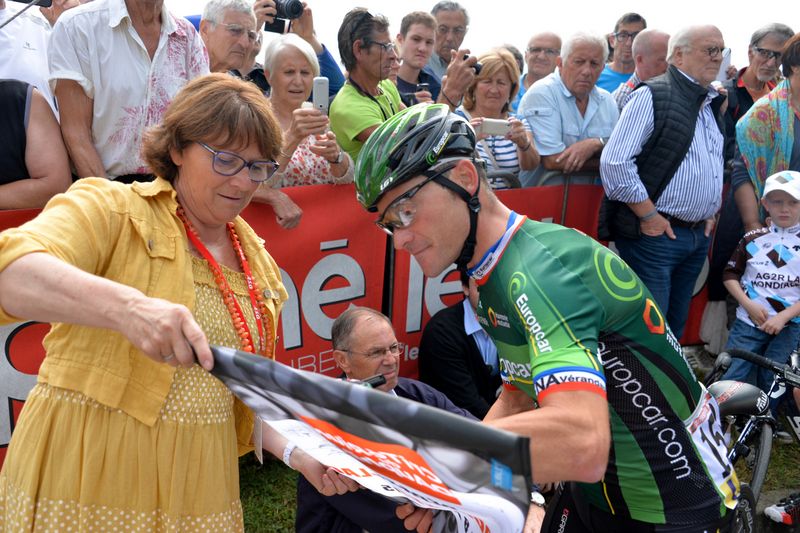 Thomas Voeckler (Europcar) signing autographs