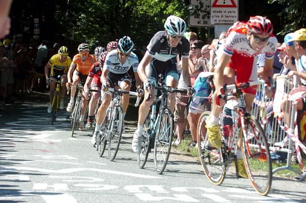 Rein Taaramae (Cofidis) leads the yellow jersey group near the summit of the final climb.