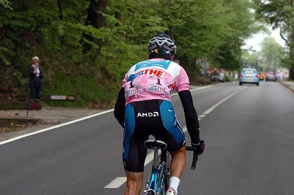 Paolo Savoldelli (Discovery Channel) starts to chase after a puncture