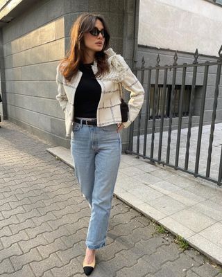 Elegantes Herbstoutfit: @borislavasekova trägt eine Bouclé-Jacke mit Jeans und Slingback-Schuhen mit Zehenkappe