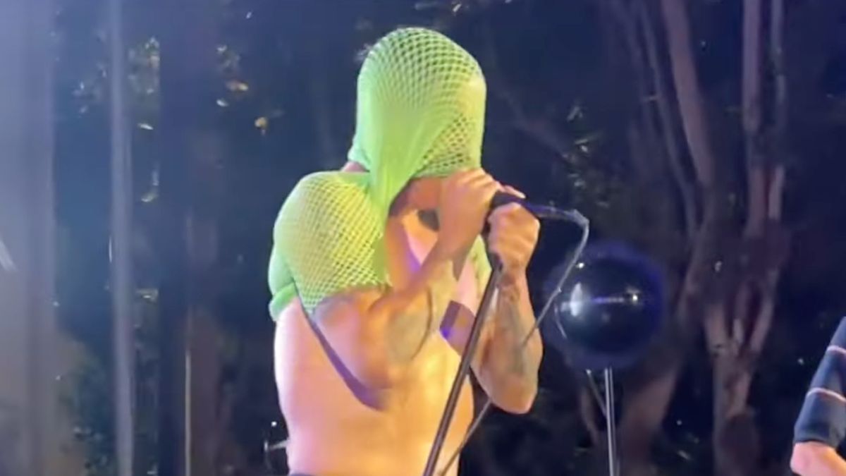 Anthony Kiedis with his shirt over his head