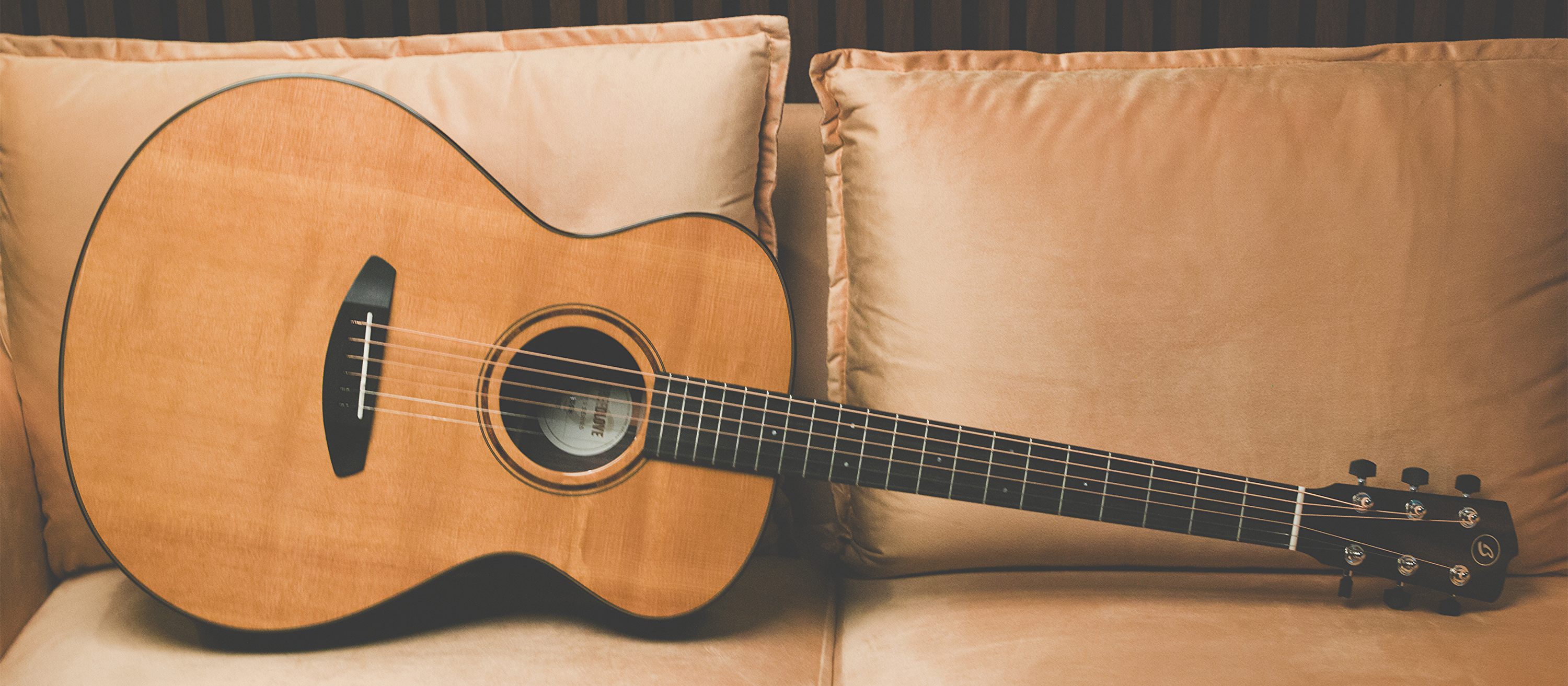 A photo of the Breedlove Roots Concert SRe acoustic