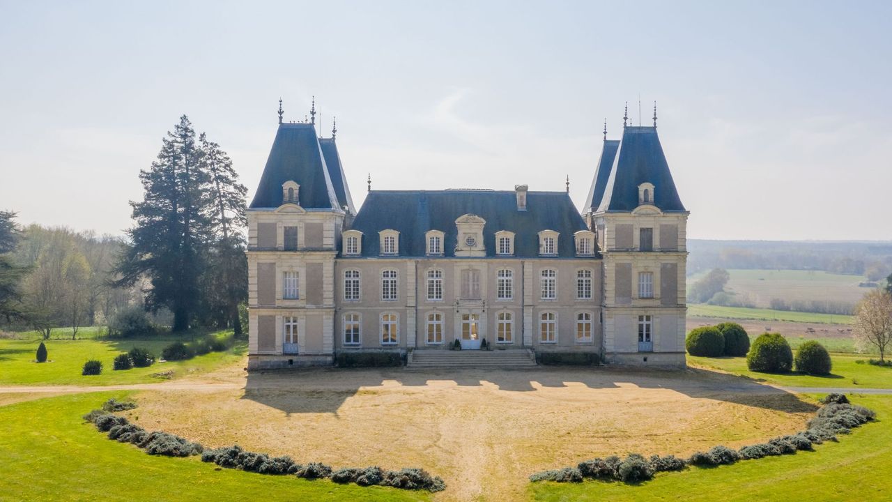 best airbnb in UK and abroad : room in a castle in France