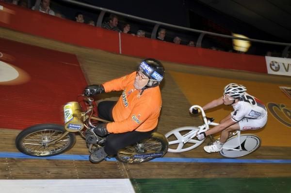 The derny race was a close battle between Kenny De Ketele and Iljo Keisse