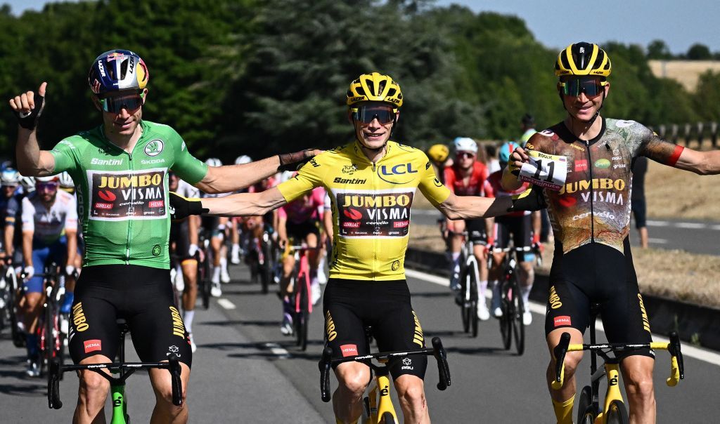 Sepp Kuss et Dylan van Baarle dans l’équipe Jumbo-Visma Tour de France pendant que Primoz Roglic fait une pause