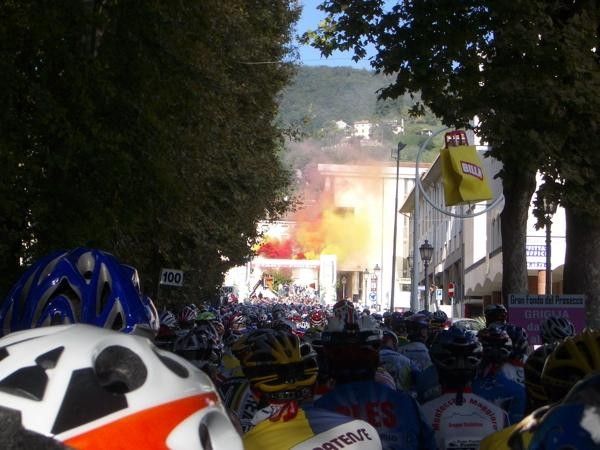 Coloured smoke and a shower of glitter accompanied by Pavarotti's Nessum Dorma winds us up for the race!